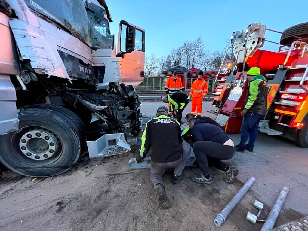 Holowanie TIR Świdnica – obsługa zdarzenia drogowego z udziałem tira na autostradzie