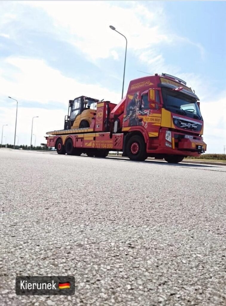 Holowanie ciężarówek Świdnica – specjalistyczna laweta przystosowana do transportu i bezpiecznego holowania pojazdów ciężarowych.