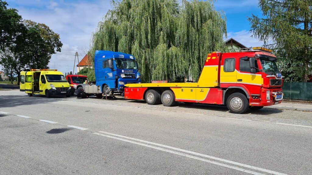 Holowanie TIR Świdnica – laweta transportuje uszkodzony samochód ciężarowy w Świdnicy