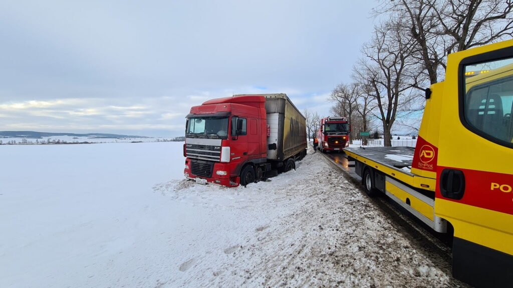 Holowanie TIR Świdnica – proces wyciągania tira, który wypadł z drogi przy użyciu specjalistycznego sprzętu