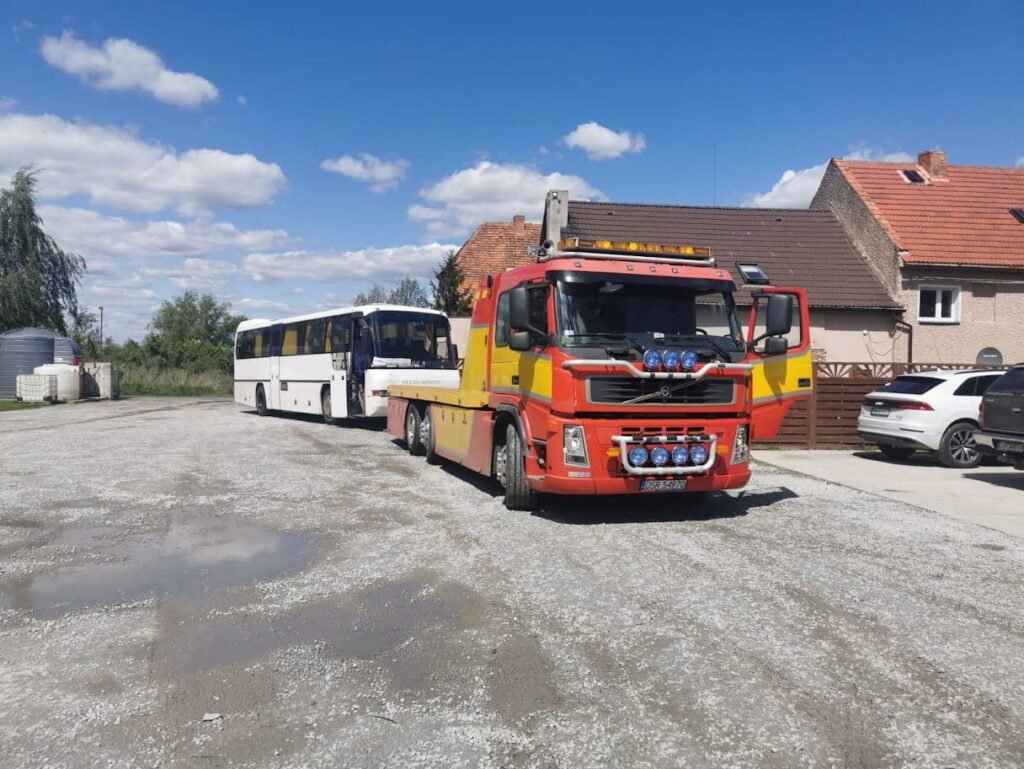 Pomoc drogowa TIR Świdnica – holowanie uszkodzonego autobusu