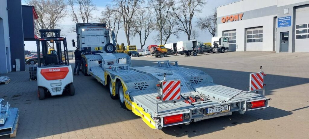 Holowanie ciężarówek Świdnica – laweta niskopodwoziowa do transportu ciężkich pojazdów i maszyn na terenie Świdnicy.