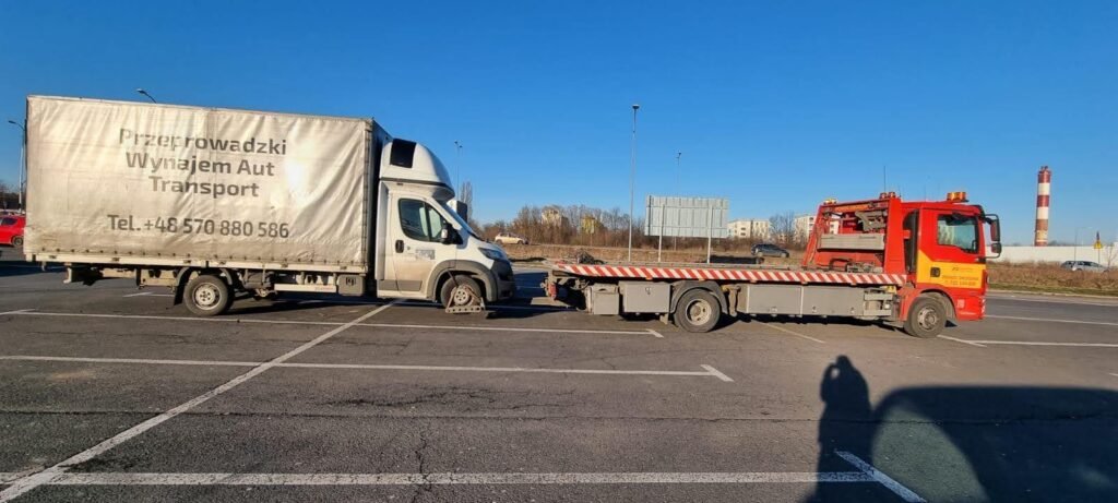 Pomoc drogowa TIR Świdnica udziela wsparcia przy awarii ciężarówki na drodze i przygotowuje pojazd do naprawy lub holowania.