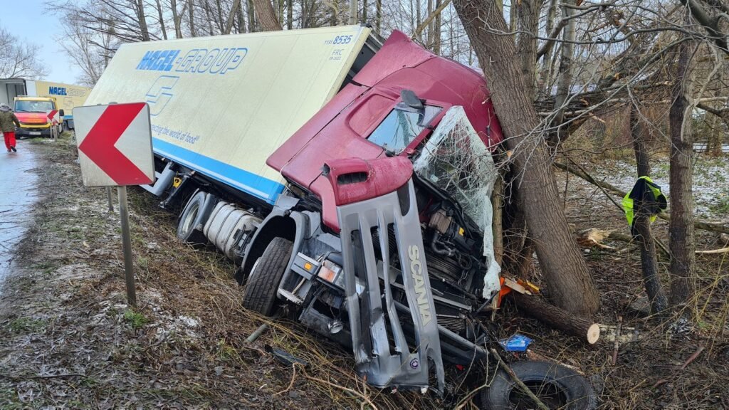 Nowoczesny pojazd wykonuje holowanie ciężarówek Świdnica po awarii na trasie, zapewniając bezpieczeństwo transportu