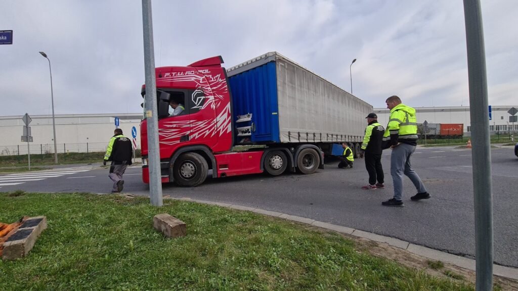 Pomoc drogowa TIR Świdnica podczas naprawy ciężarówki stojącej na poboczu drogi szybkiego ruchu