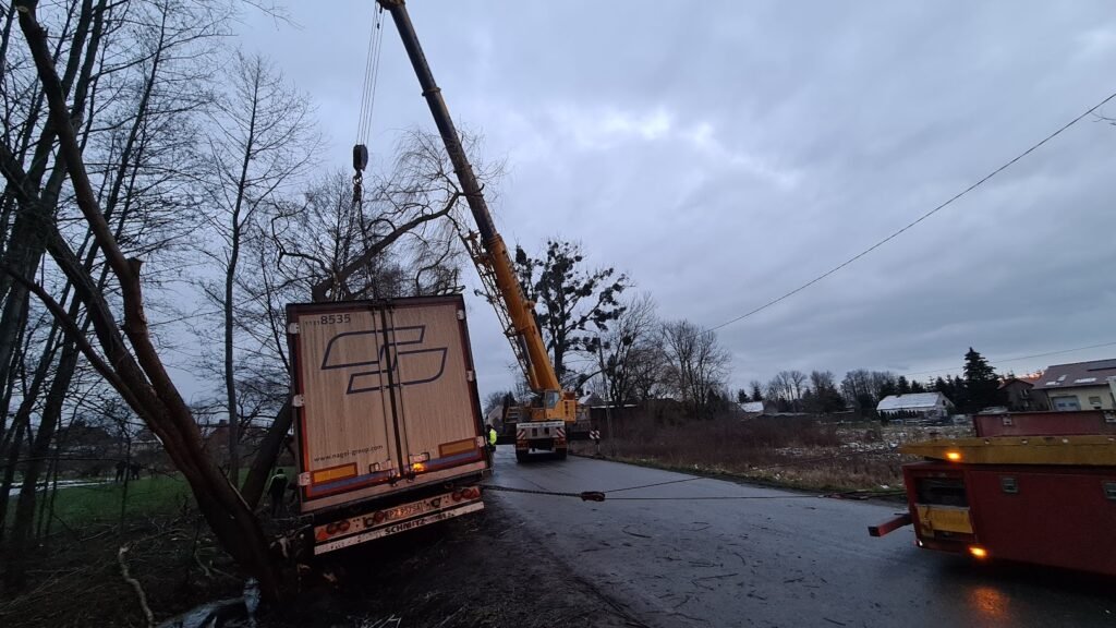 Holowanie TIR Świdnica podczas usuwania awarii ciężarówki na trasie przez specjalistyczną pomoc drogową