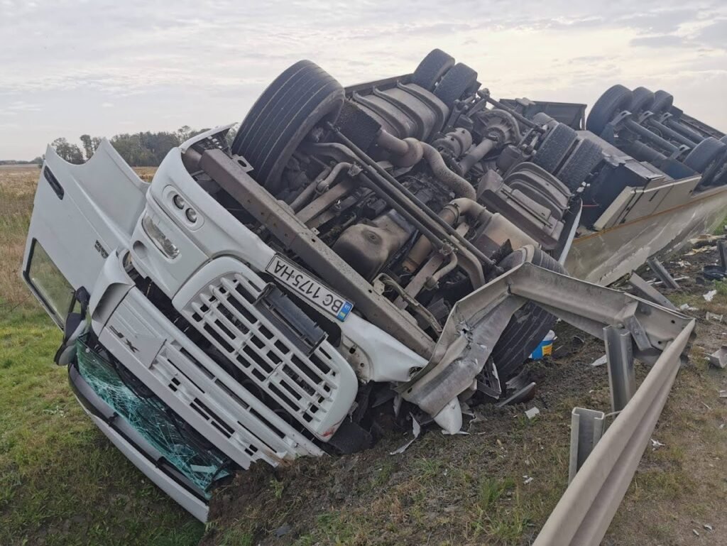 Pomoc drogowa TIR Świdnica podczas holowania uszkodzonego ciągnika siodłowego na trasie