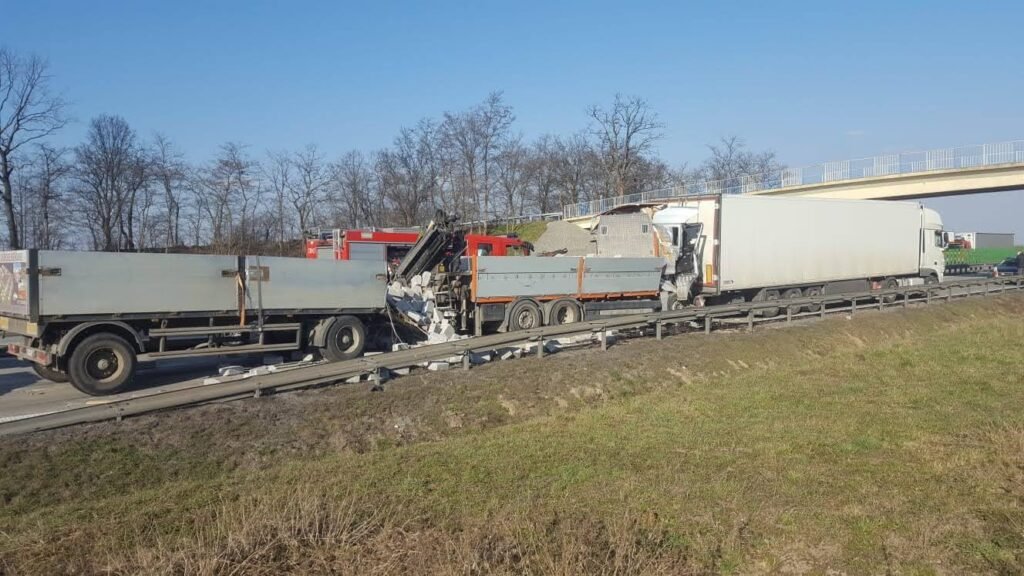 Holowanie TIR Świdnica podczas nocnej awarii ciężarówki na drodze z udziałem specjalistycznego pojazdu pomocy drogowej