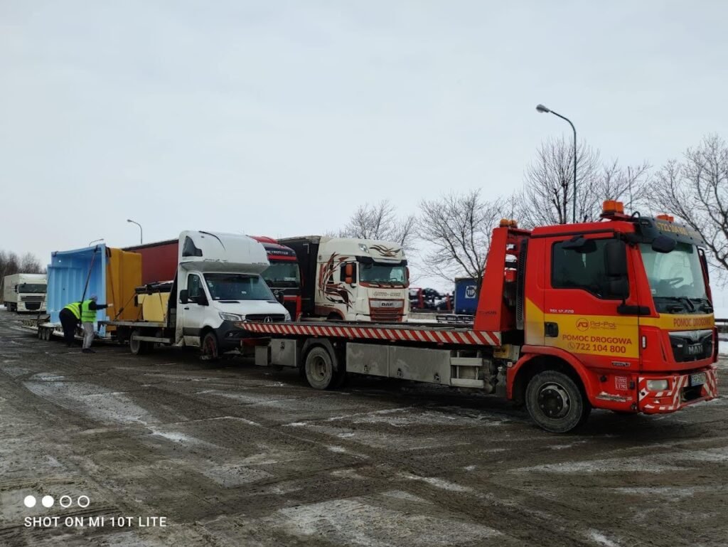 Pomoc drogowa TIR Świdnica usuwa awarię samochodu ciężarowego na trasie, zapewniając szybką pomoc kierowcy.